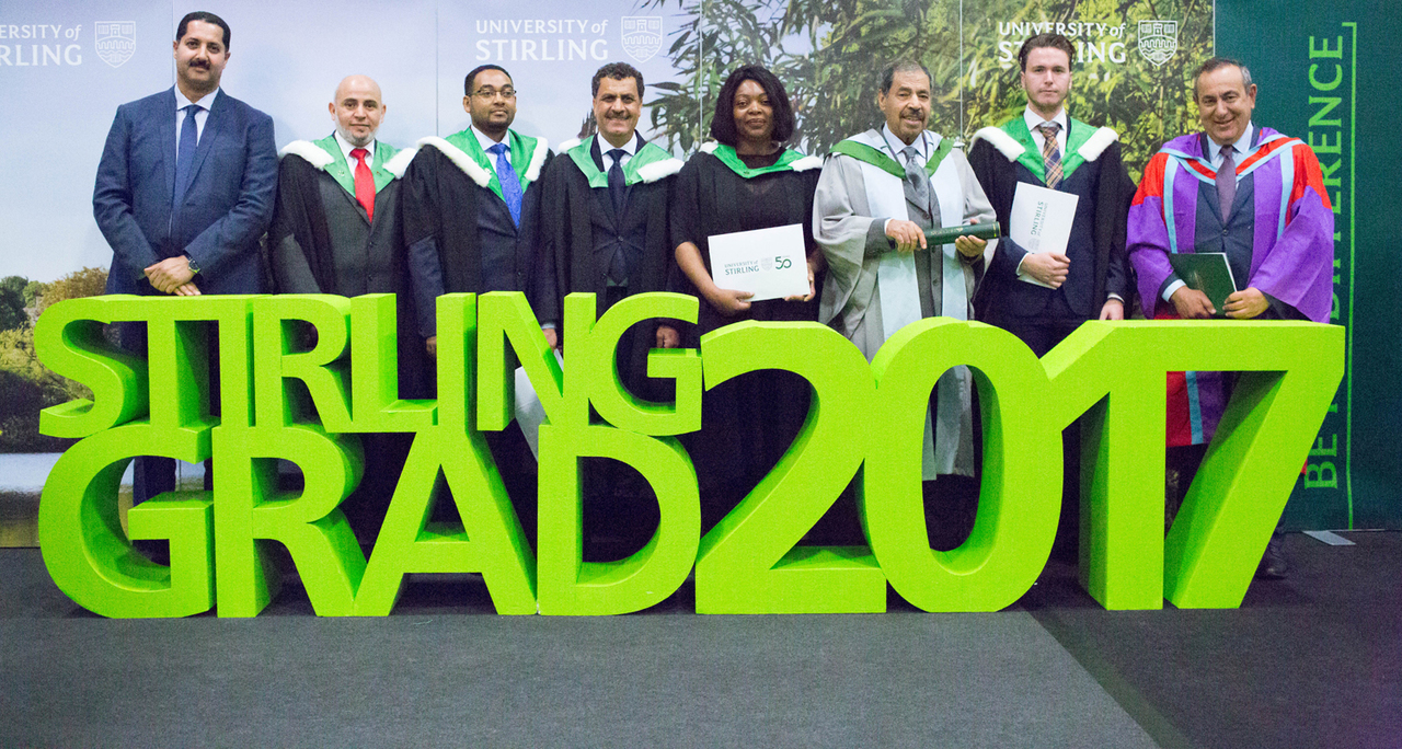 جامعة ستيرلينغ السكوتلندية منحت الشاعر عبدالعزيز سعود البابطين شهادة الدكتوراه الفخرية ضمن الذكرى 50 لتأسيسها