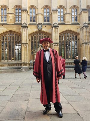 جامعة أكسفورد تطلق اسم عبدالعزيز سعود البابطين على أعرق كرسي للغة العربية