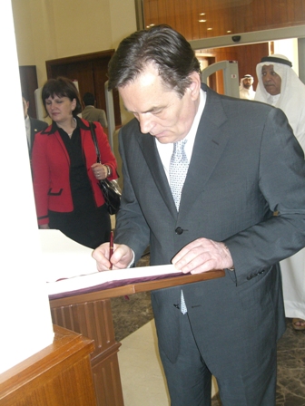 الرئيس البوسني حارث يلايجيتش يزور مكتبة البابطين المركزية للشعر العربي
