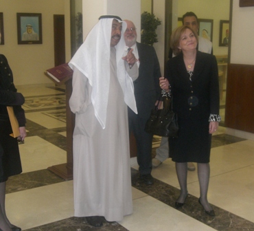 السفيرة الأمريكية في الكويت ديبورا جونز في ضيافة مكتبة البابطين المركزية للشعر العربي