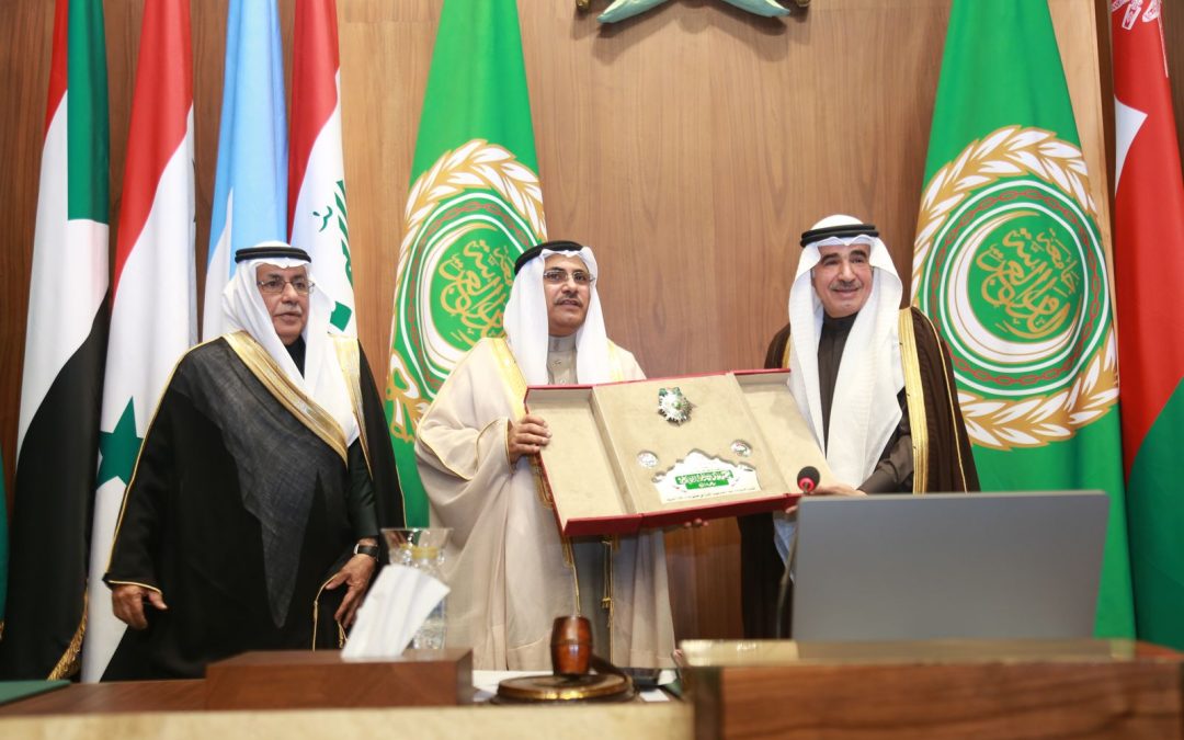 البرلمان العربي يمنح الشاعر الراحل عبد العزيز البابطين وسام الريادة